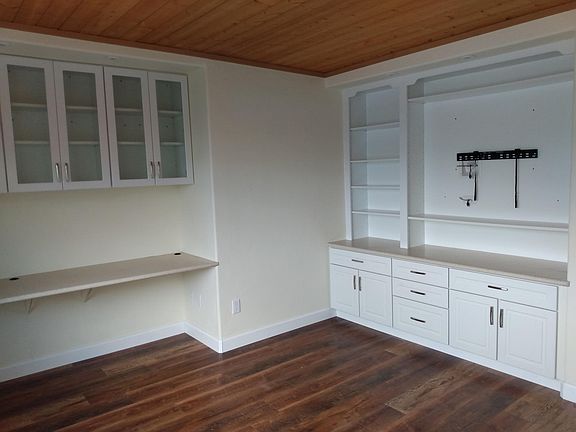 3rd Bedroom/office with built-in desks and shelves