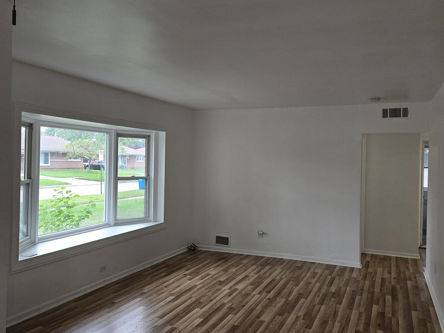 3 bed, 1100 sqft, $1,600 — Photo 2