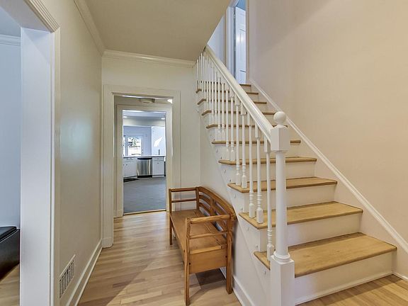 4th image of 2144 Thornwood Ave