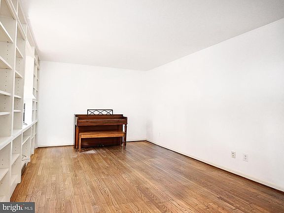 5th image of 916 Saint Andrews Way