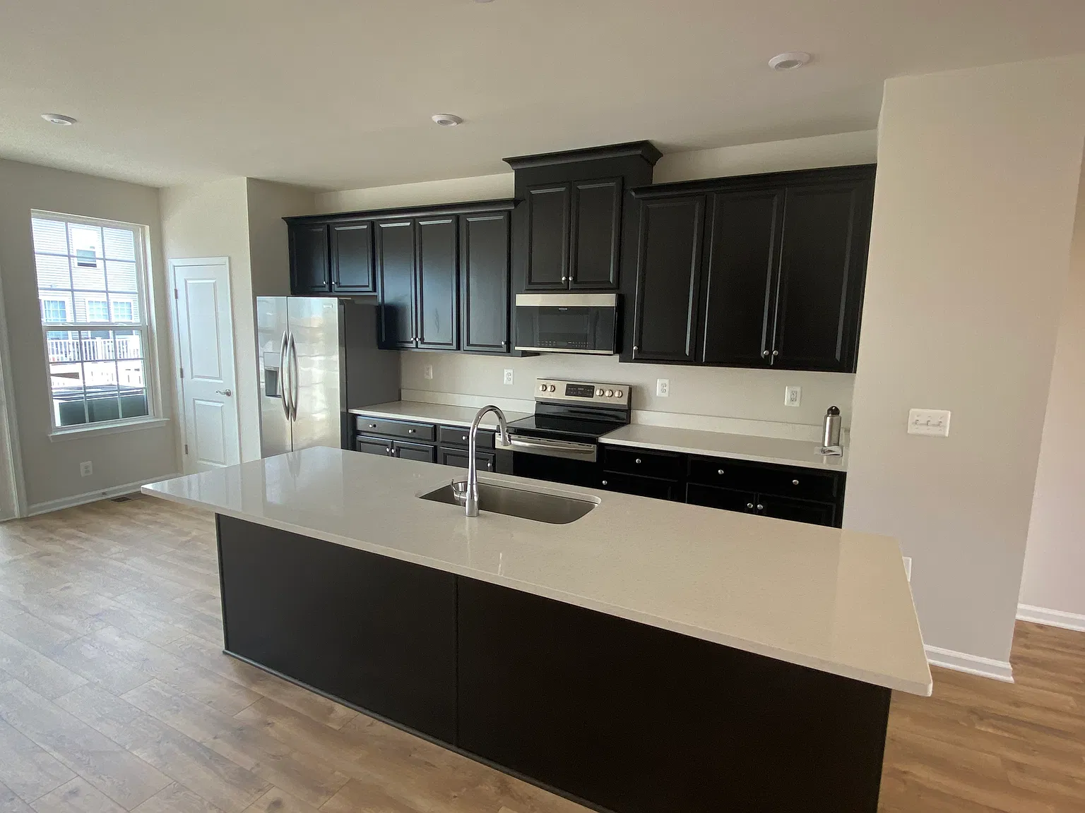 1846 Briscoe Ln — Photo 4