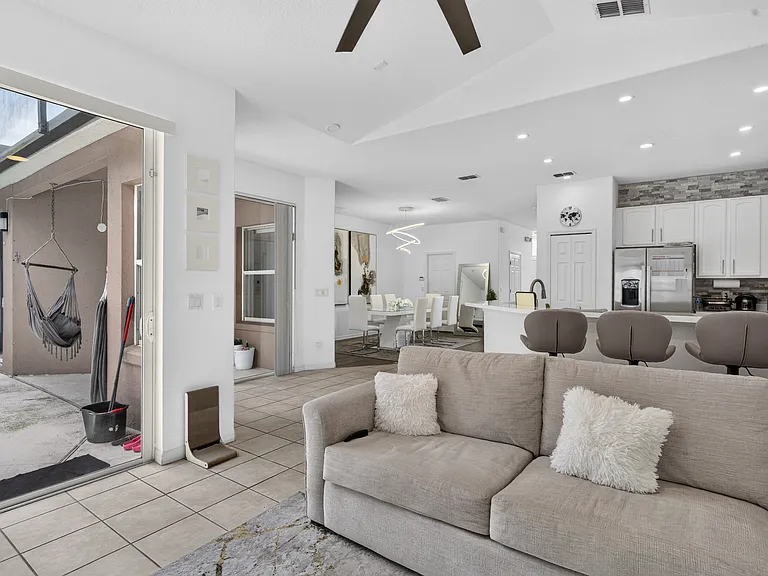 515 Corvina Dr — Photo 10