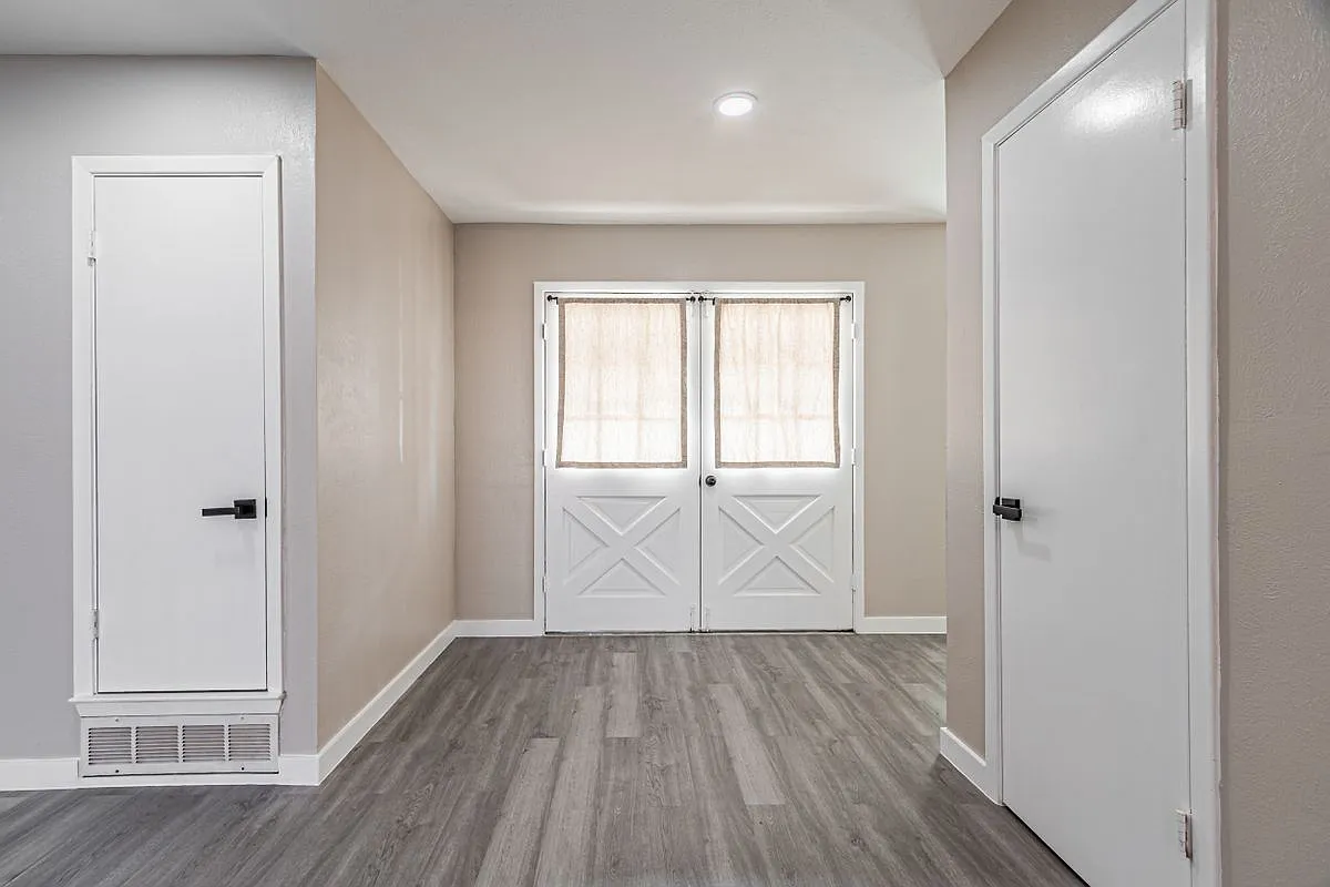 3 bed, 2.0 bath, 1383 sqft, $2,350 — Photo 2