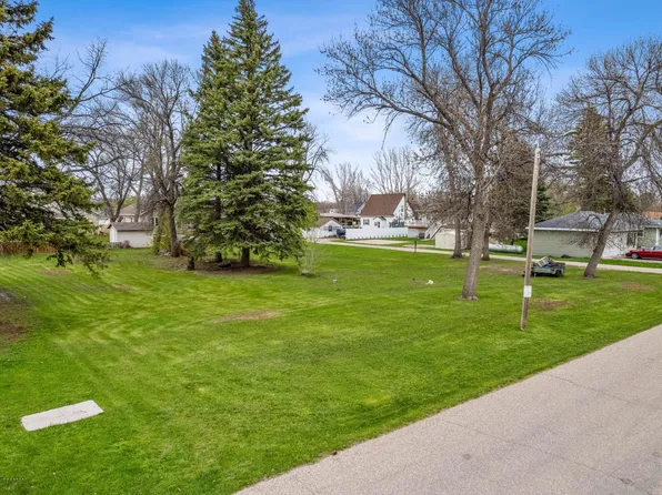 221 3rd St S, Casselton, ND 58012