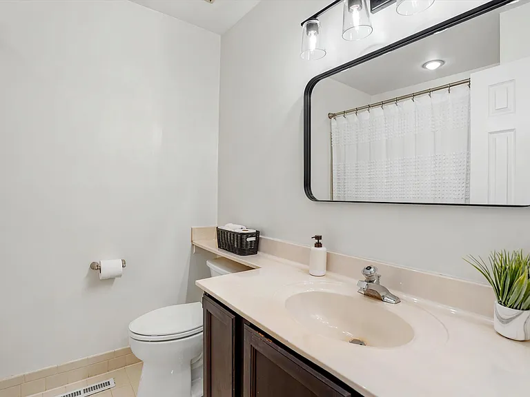 Full Bathroom #2 in Hallway