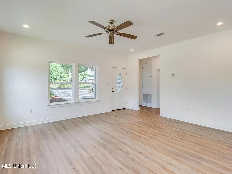 13469 Mary Ave — Photo 4
