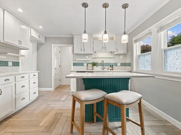 814 Lynnfield St, Lynnfield, MA 01940