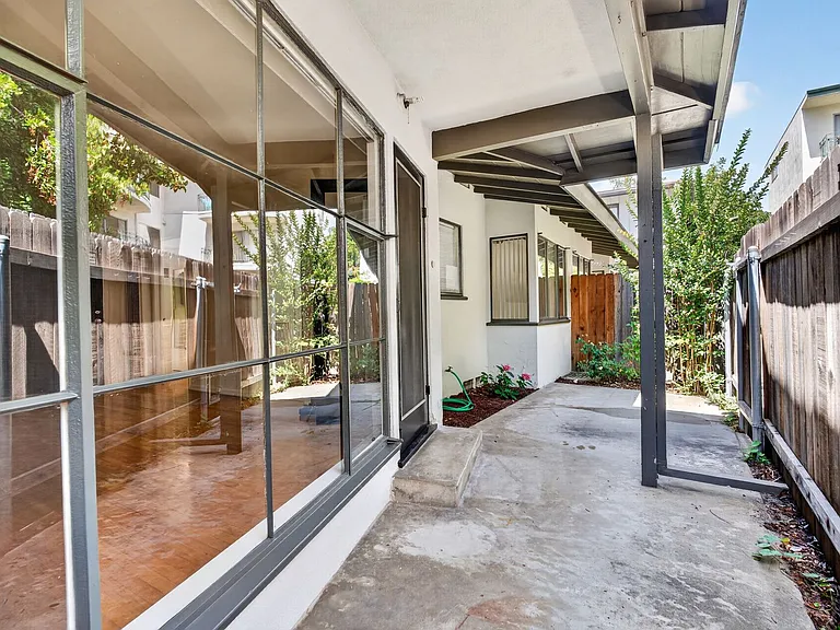 425 S Los Robles Ave — Photo 17
