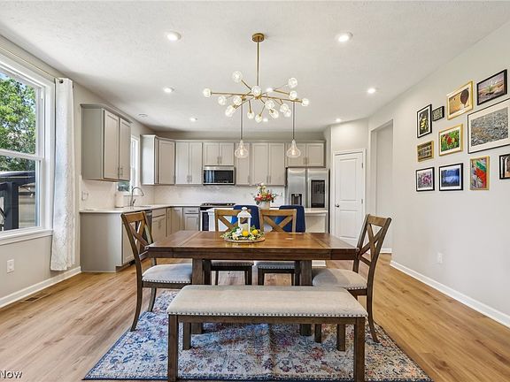 3rd image of 361 Foxglove Dr