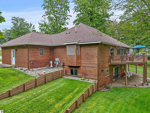5th image of 600 White Pine Dr
