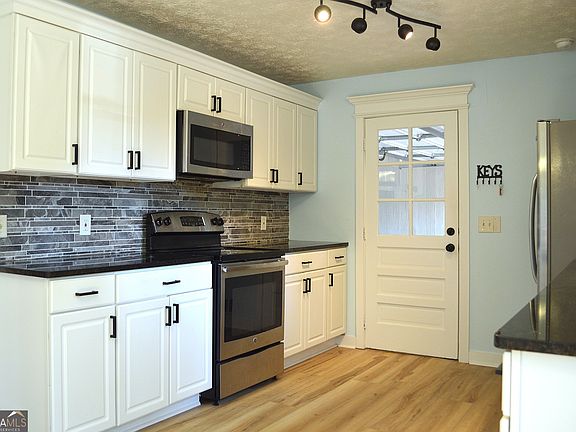 4th image of 390 Tidwell Cir
