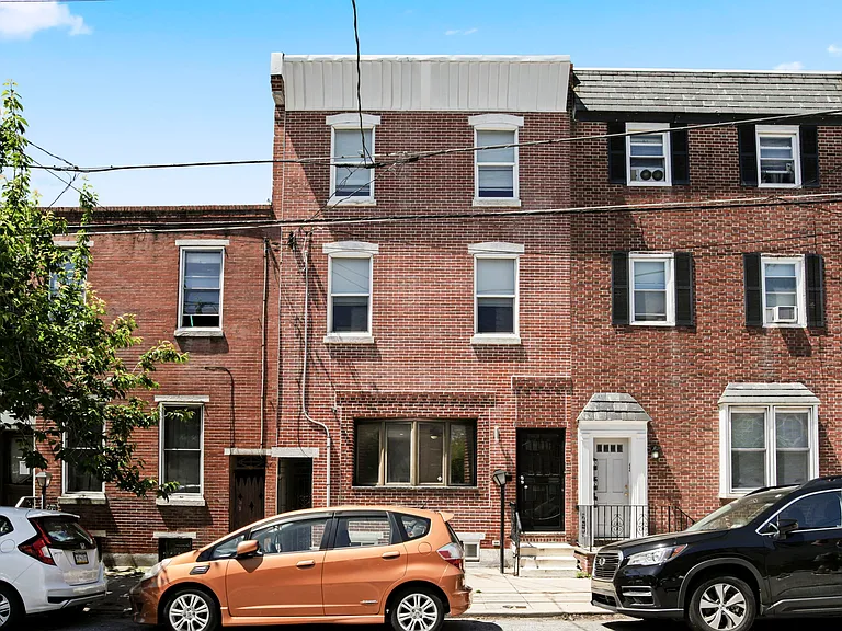 2706 E Somerset St — Photo 2