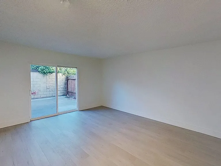 437-443 W Valencia Dr — Photo 5