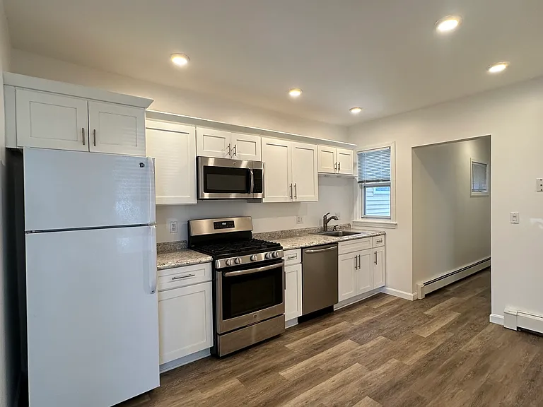 29 Vernon St #2R — Photo 5