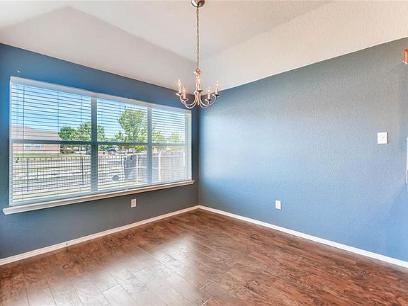 3rd image of 337 Vista Way Dr
