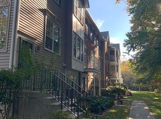 65 Chambord Ct, Hamilton, NJ 08619