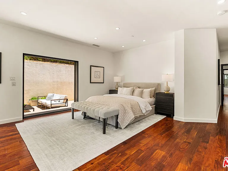 8836 Wonderland Ave — Photo 32