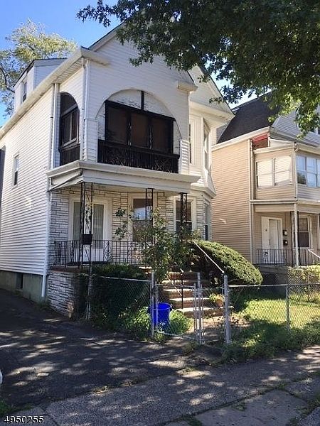 2nd image of 32 Cambridge St #002
