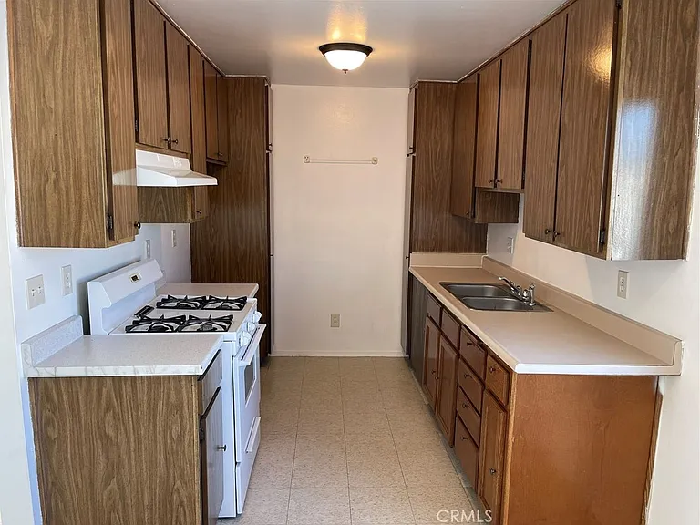 8800 Cedros Ave #111 — Photo 6