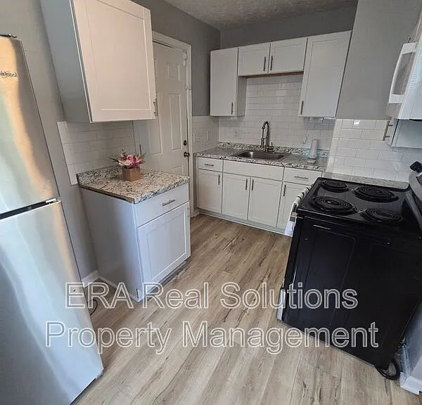 977 13th Ave — Photo 10