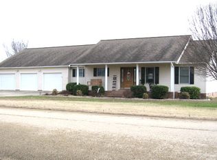 1104 Oakcrest Ln, Dexter, MO 63841