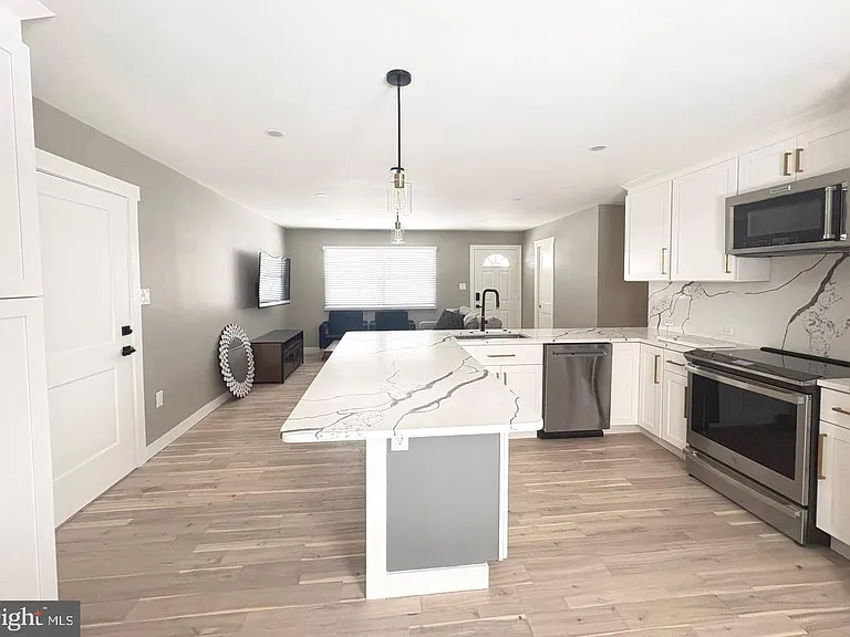 13223 Hawthorn Ln — Photo 5