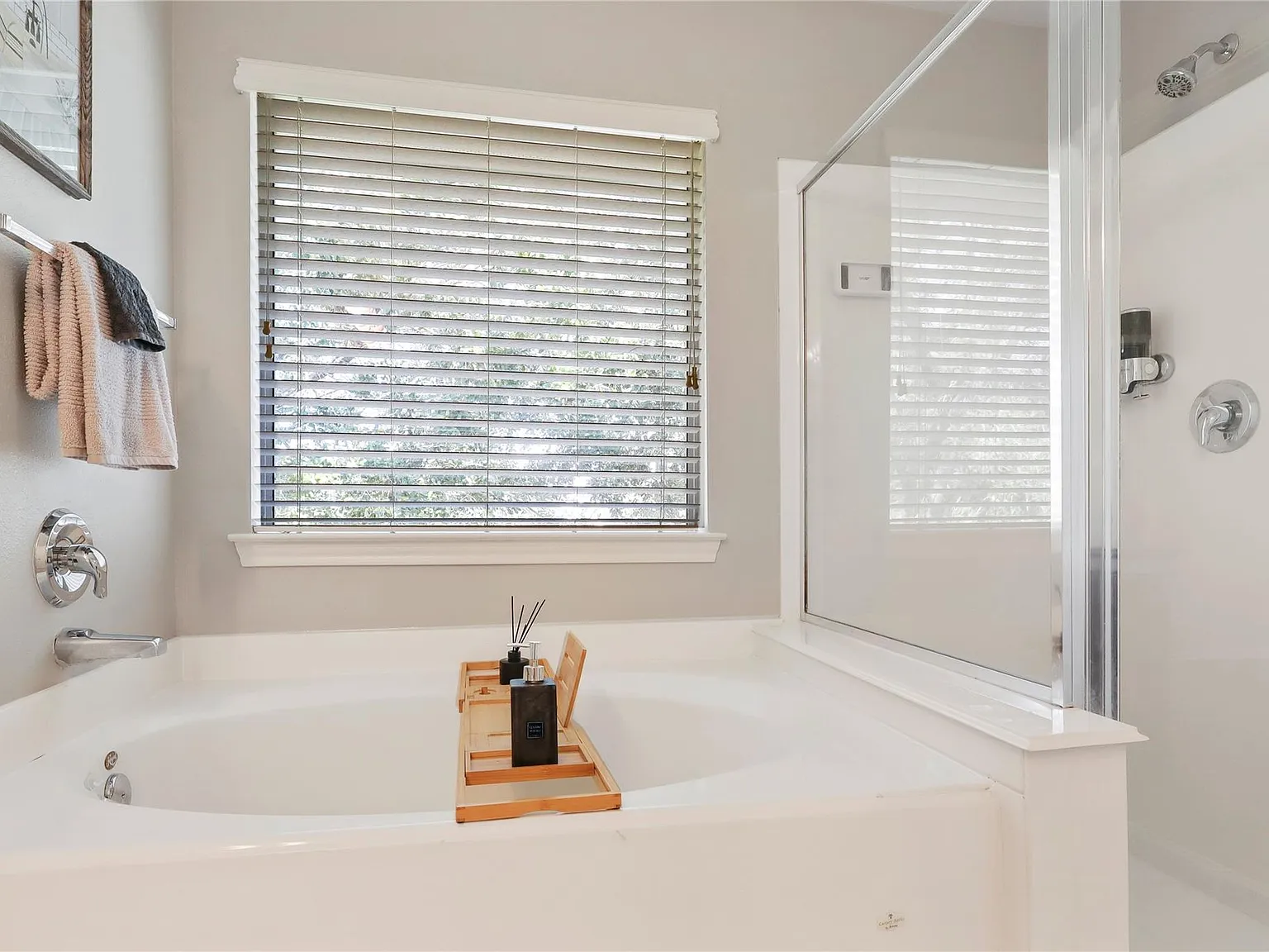 3 bed, 2.5 bath, 1702 sqft, $2,100 — Photo 3