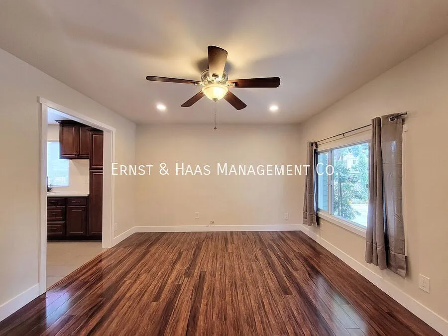 Charming 2-Bedroom, 2-Bathroom House in Prime Paramount Location on a Shared Lot! — Photo 3