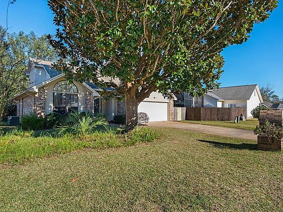 3rd image of 407 Parkwood Pl