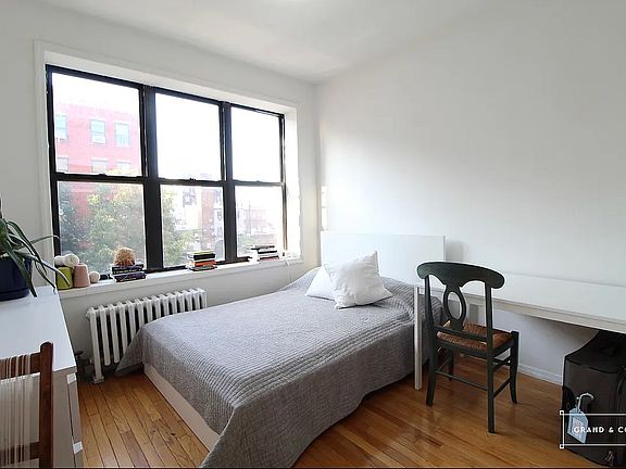 4th image of 14 Maujer St APT 12