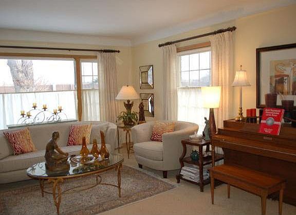 3rd image of 7044 Lake Shore Drive S