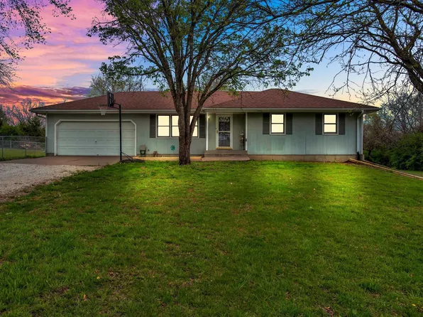 932 NW 82nd St, Topeka, KS 66618