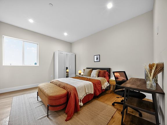5th image of 1186 W 37th Pl #Privateroom3