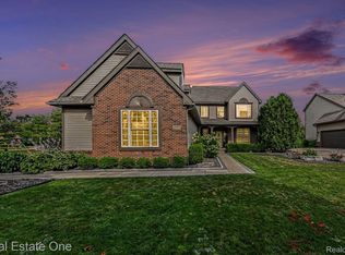2095 Warbler Ct, Commerce Township, MI 48382