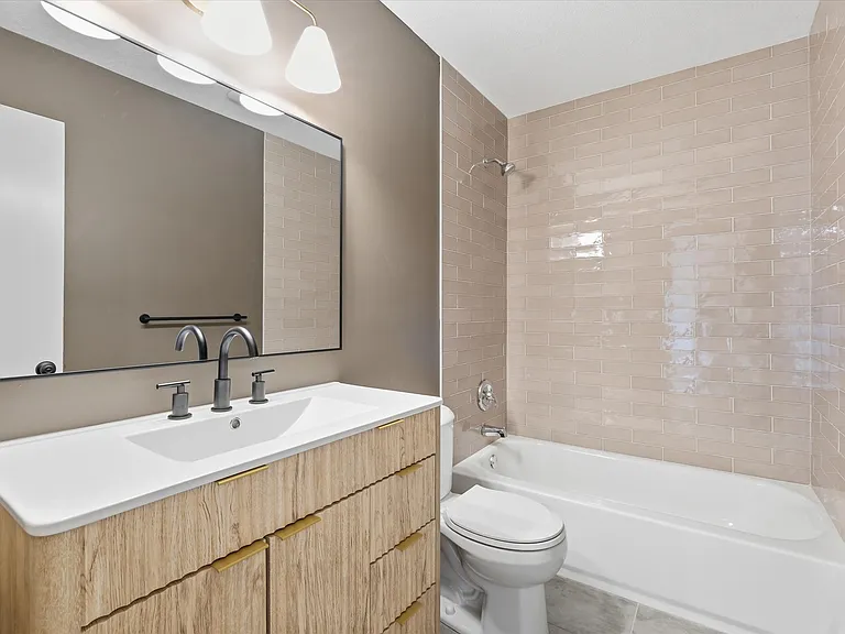 7719 Windsor St — Photo 10