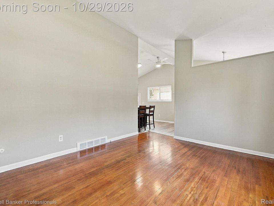 22704 Furton St, photo 10