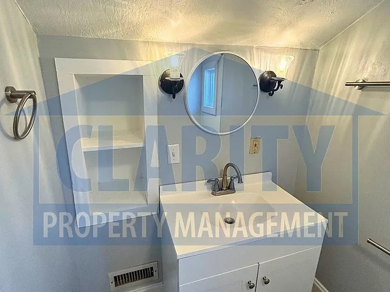 225 1/4 20th St NE — Photo 9