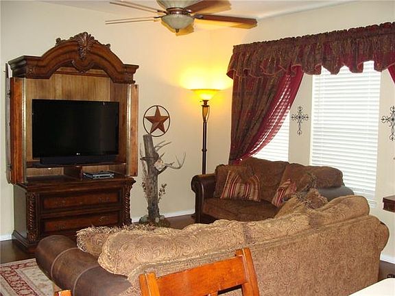 3rd image of 1100 Vista View Dr