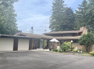 525 Springhill Dr, Roselle, IL 60172