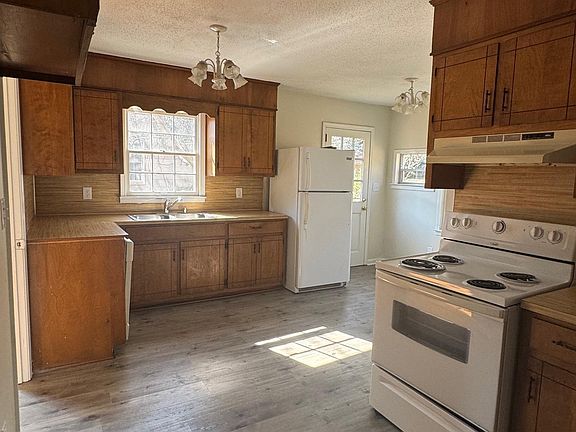 3rd image of 936 Parkway Dr