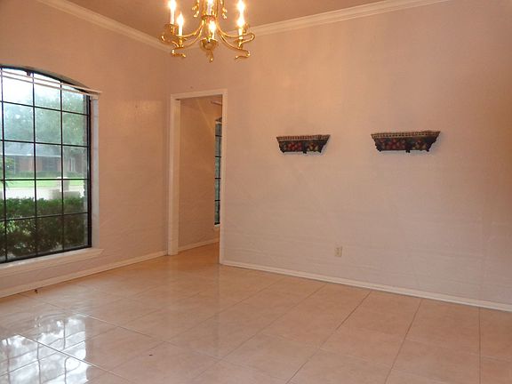 3rd image of 2218 Wimbledon Dr