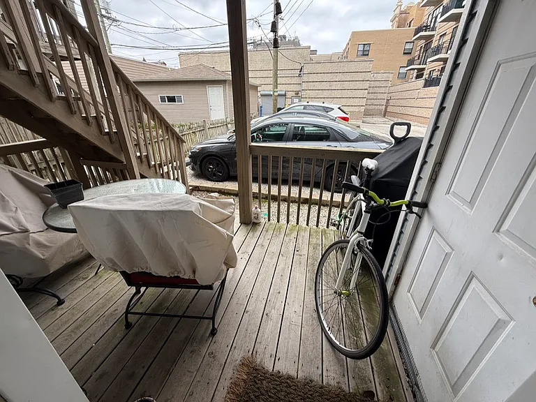1642 W Fletcher St #1 — Photo 10