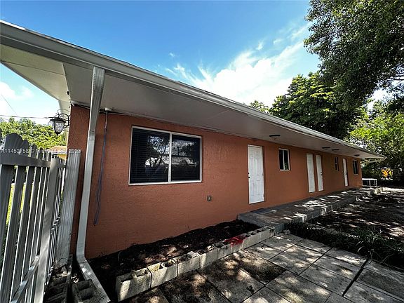 4th image of 566 NW 95th St #566