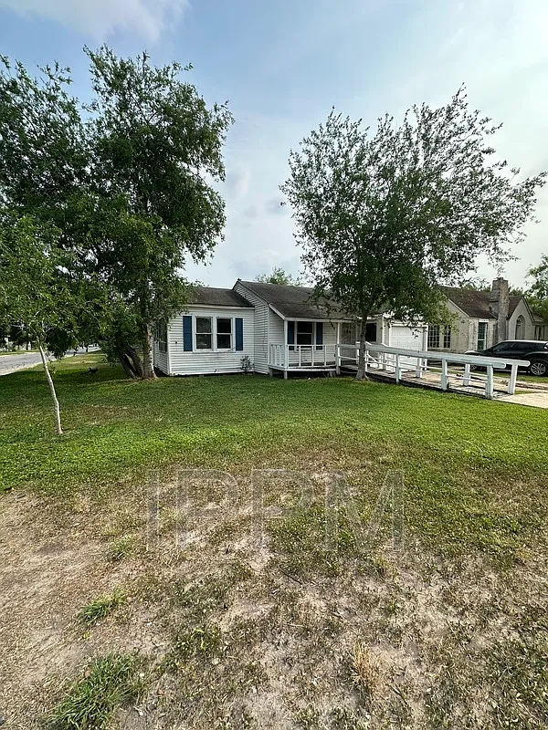 3 bed, 2.0 bath, 847 sqft, $900 — Photo 1