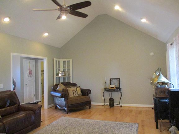 2nd image of 6916 Doral Dr