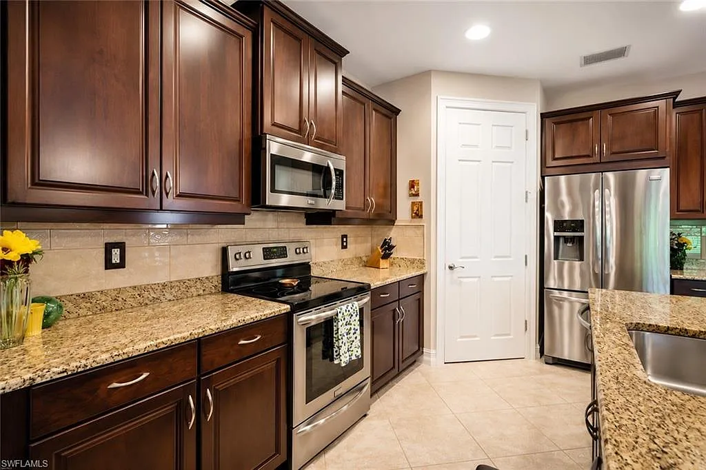 3 bed, 2.0 bath, 1830 sqft, $3,450 — Photo 2