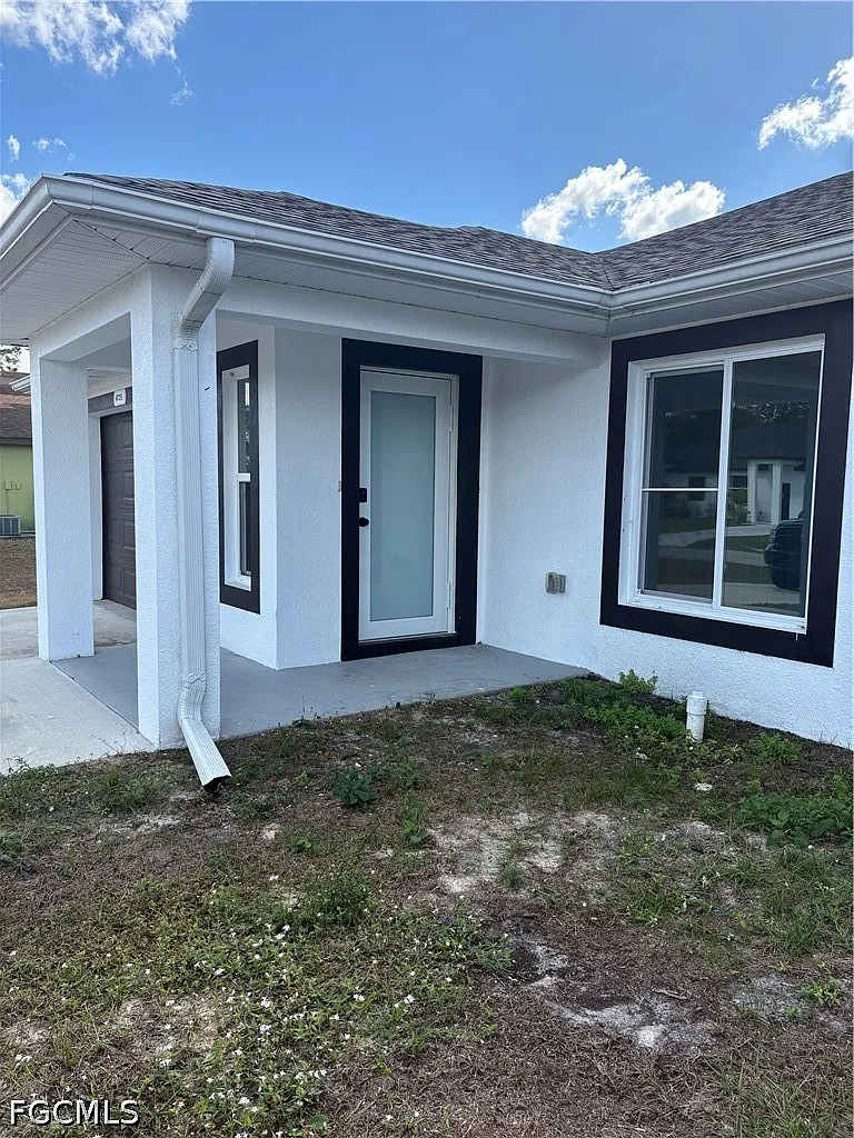 3 bed, 2.0 bath, 2376 sqft, $2,000 — Photo 2