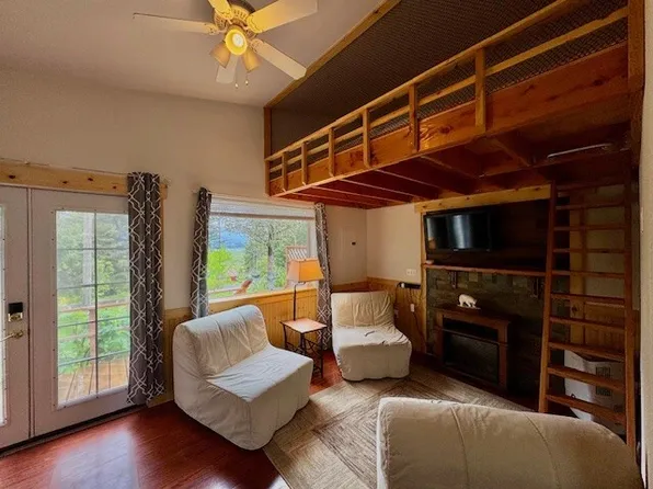 1230 Mendenhall Peninsula Rd #1, Juneau, AK 99801