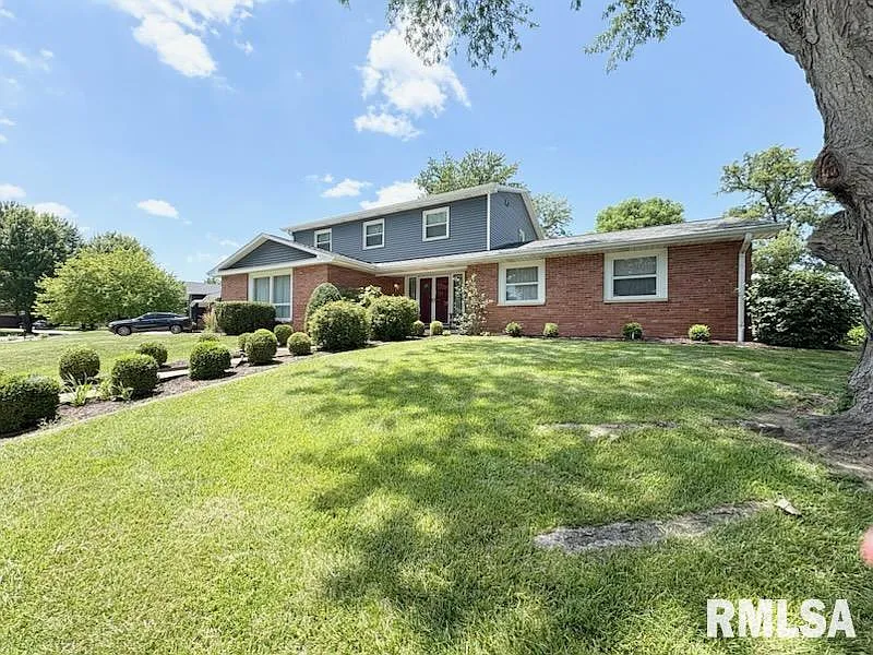 4 bed, 2.5 bath, 2600 sqft, $3,000 — Photo 2