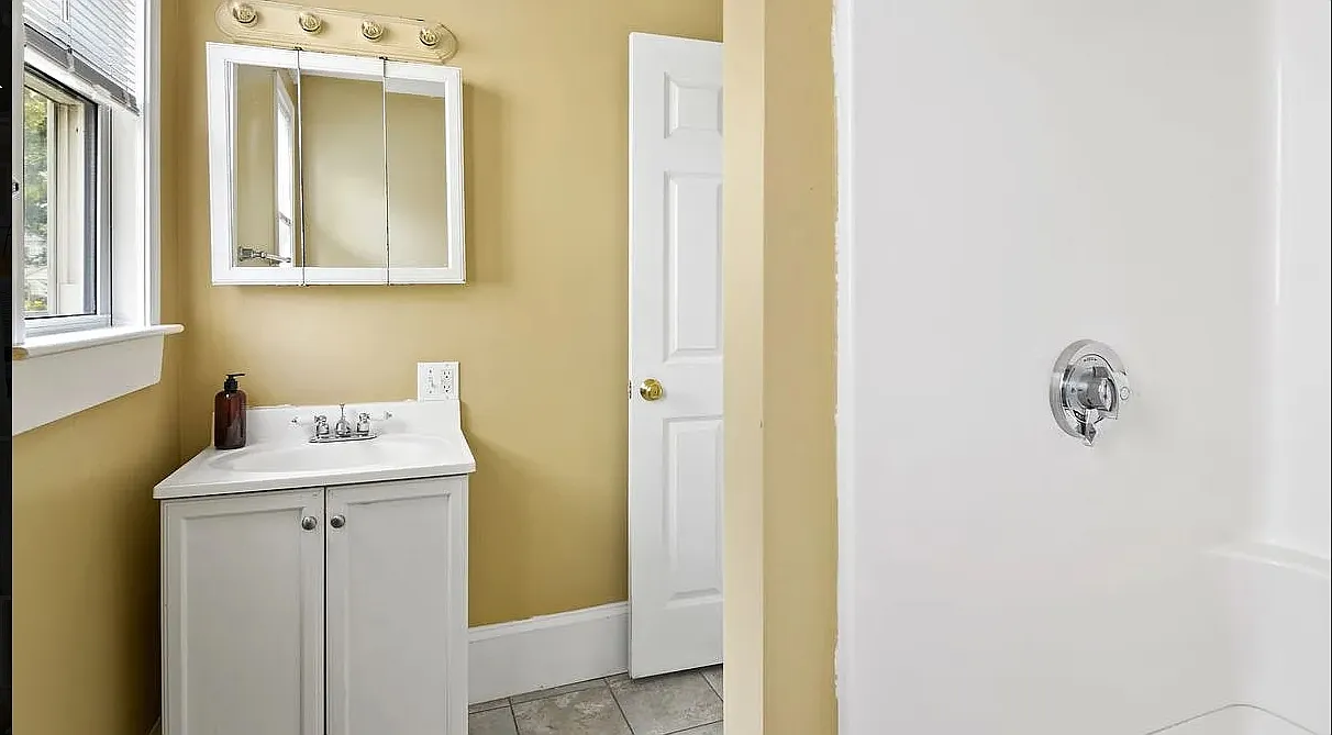 6 bed, 2500 sqft, $5,400 — Photo 2
